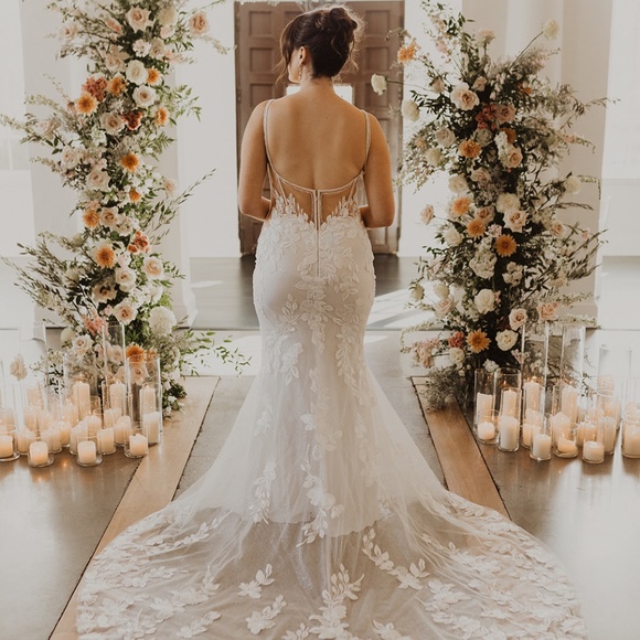 Blue by Enzoani Wedding Dress Style Rosemary (Unlined) - Picture 4 of 8